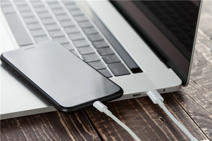 Apple macbook iphone USB-c Lighting